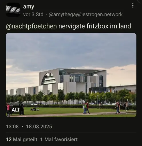 Bildschirmschuss eines Mastodon Pfosten von @amythegay@estrogen.network. Titel ist:"nervigste fritzbox im Land", auf dem bild darunter ist das Kanzleramt zu sehen.